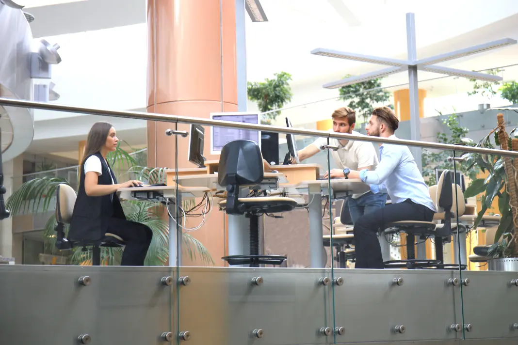 Moderne bedrijfsomgeving met AI-geassisteerde werkprocessen